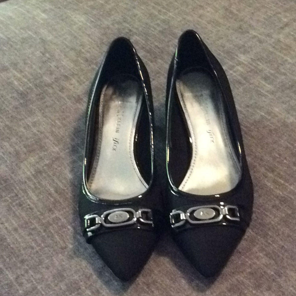 Black kitten pumps